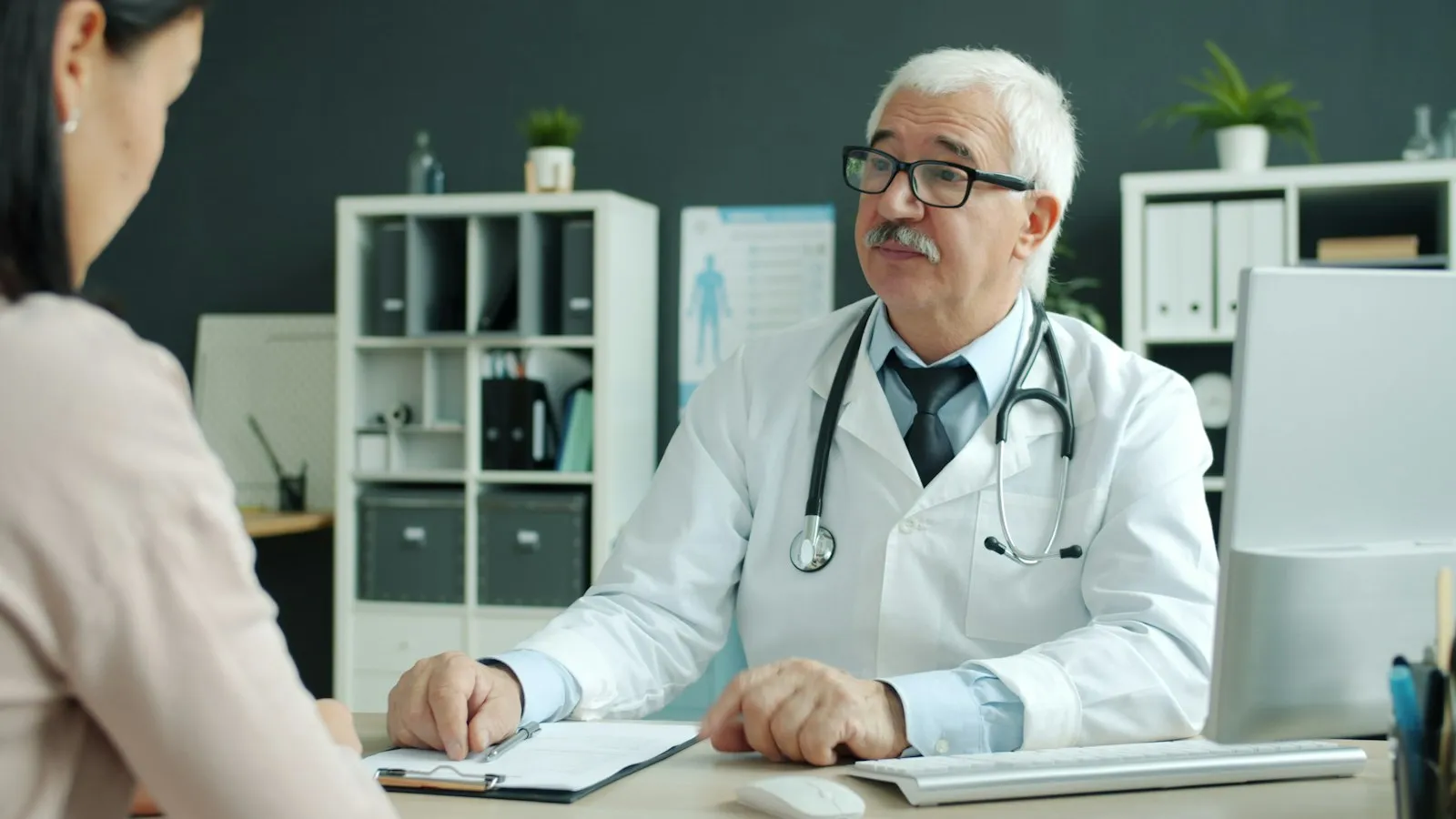 Clinician and patient in conversation during a diagnostic evaluation appointment